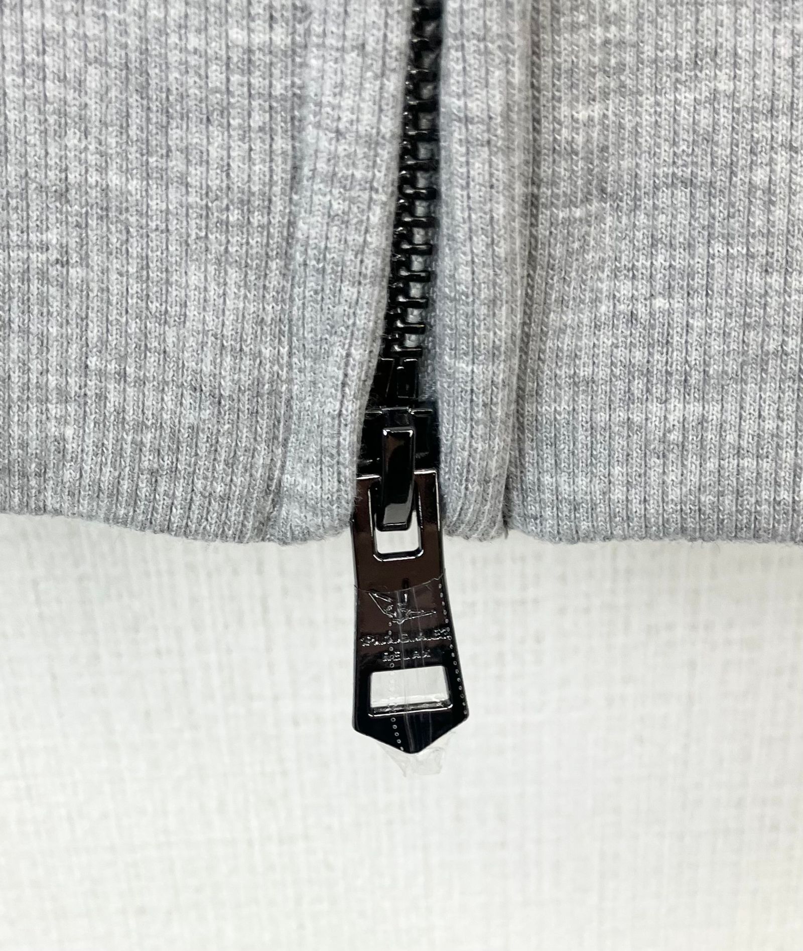 HOOD EMBOSSED LOGO HOODIE / エンボスロゴ ジップパーカー / グレー【USO-26063】