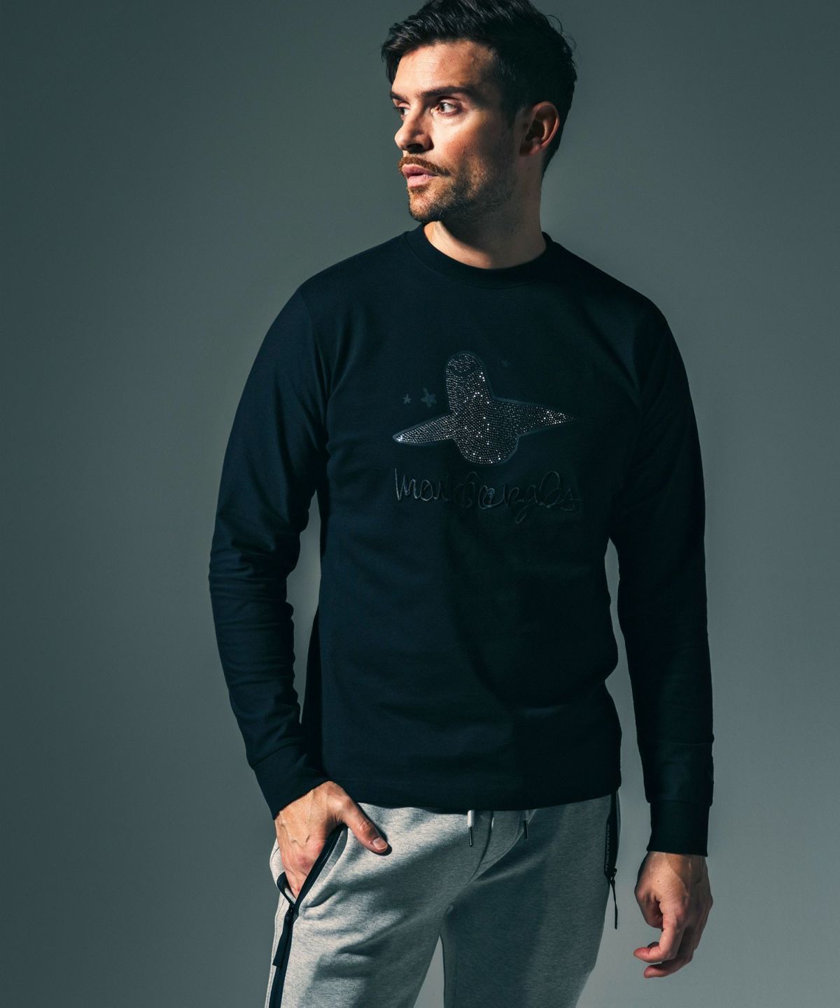 1PIU1UGUALE3 RELAX × Mark Gonzales / グラデーションラインストーンロングTシャツ / ブラック【UST-26016】