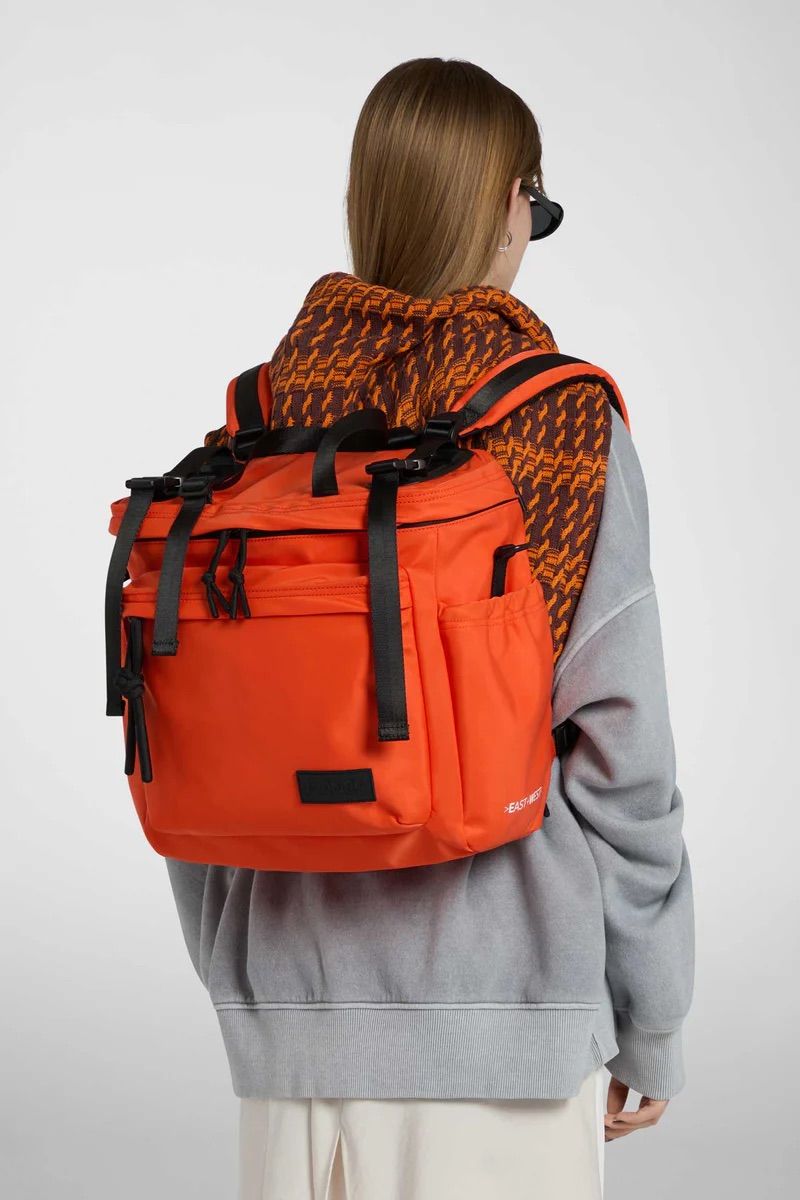 リュック バックパック ハンド ショルダー バッグ 2WAY / イースト+ウェスト リサイクルナイロン 防水 / Mサイズ / オレンジ [ZAEWRM167 ARANCIO]