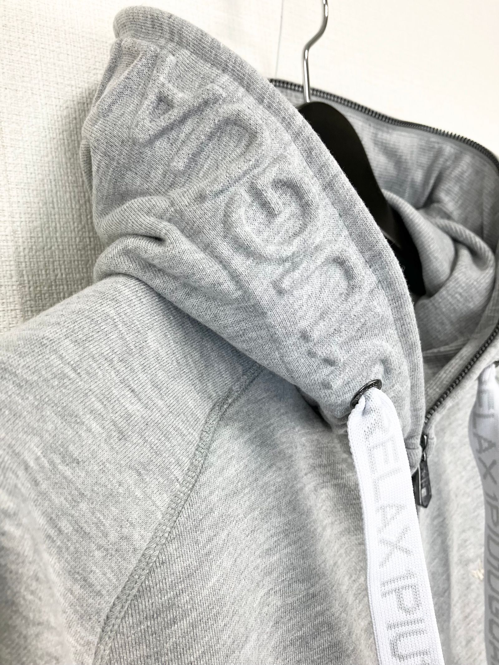 HOOD EMBOSSED LOGO HOODIE / エンボスロゴ ジップパーカー / グレー【USO-26063】