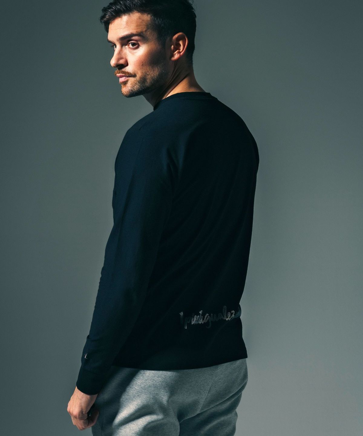 1PIU1UGUALE3 RELAX × Mark Gonzales / グラデーションラインストーンロングTシャツ / ブラック【UST-26016】