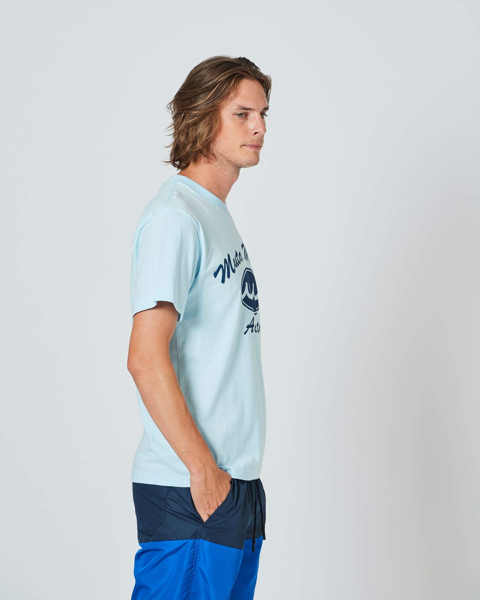 ACANTHUS x muta MARINE / muta Script Logo Tee / ロゴプリントTシャツ / LIGHT BLUE / MA2417