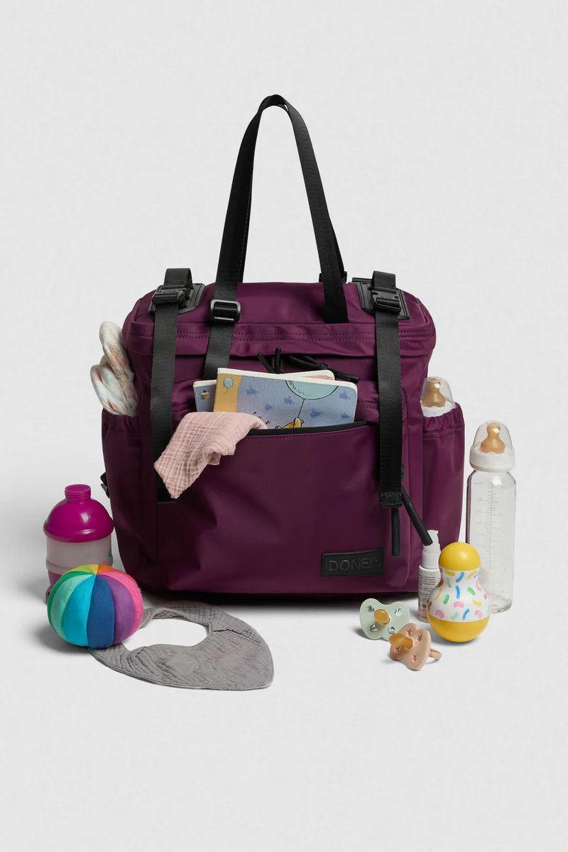 リュック バックパック ハンド ショルダー バッグ 2WAY / イースト+ウェスト リサイクルナイロン 防水 / Mサイズ / バーガンディ [ZAEWRM165 VINACCIA]