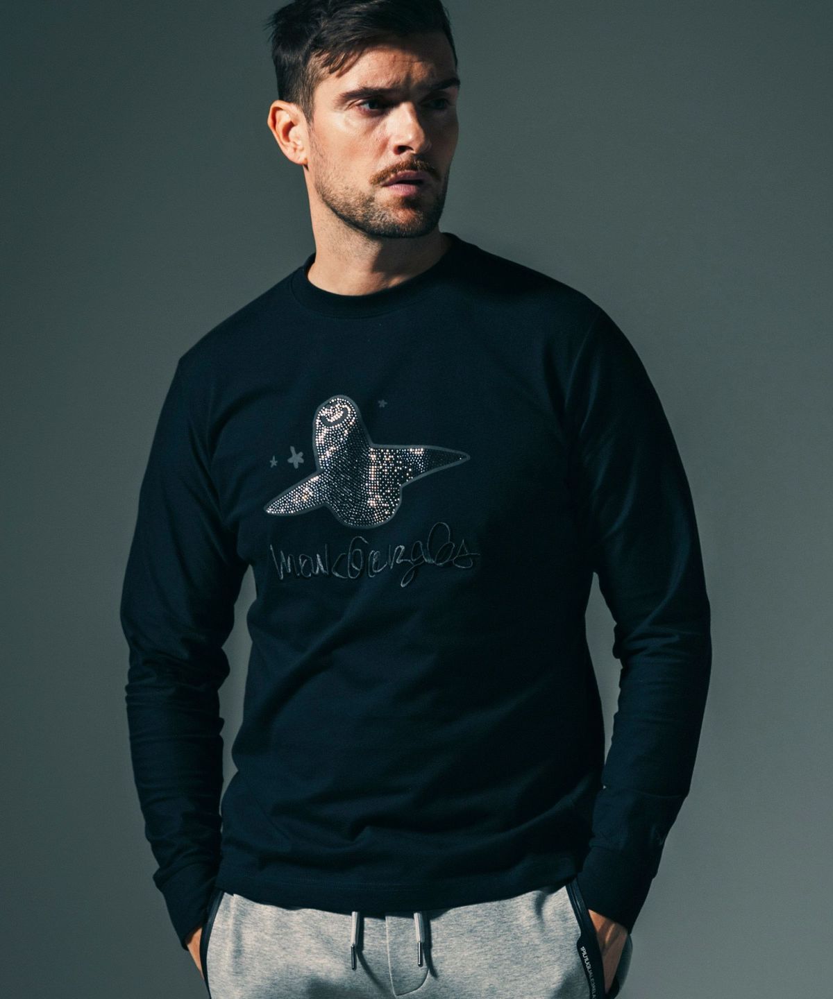 1PIU1UGUALE3 RELAX × Mark Gonzales / グラデーションラインストーンロングTシャツ / ブラック【UST-26016】