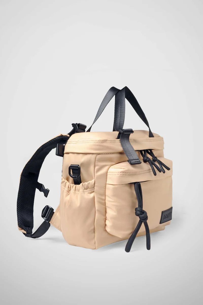 リュック バックパック ハンド ショルダー バッグ 2WAY / イースト+ウェスト リサイクルナイロン 防水 / Sサイズ / ベージュ [ZAEWRS018 SABBIA]