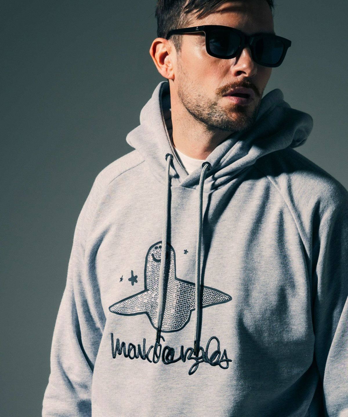 1PIU1UGUALE3 RELAX × Mark Gonzales / グラデーションラインストーンフーディー / パーカー / グレー【UST-26015】