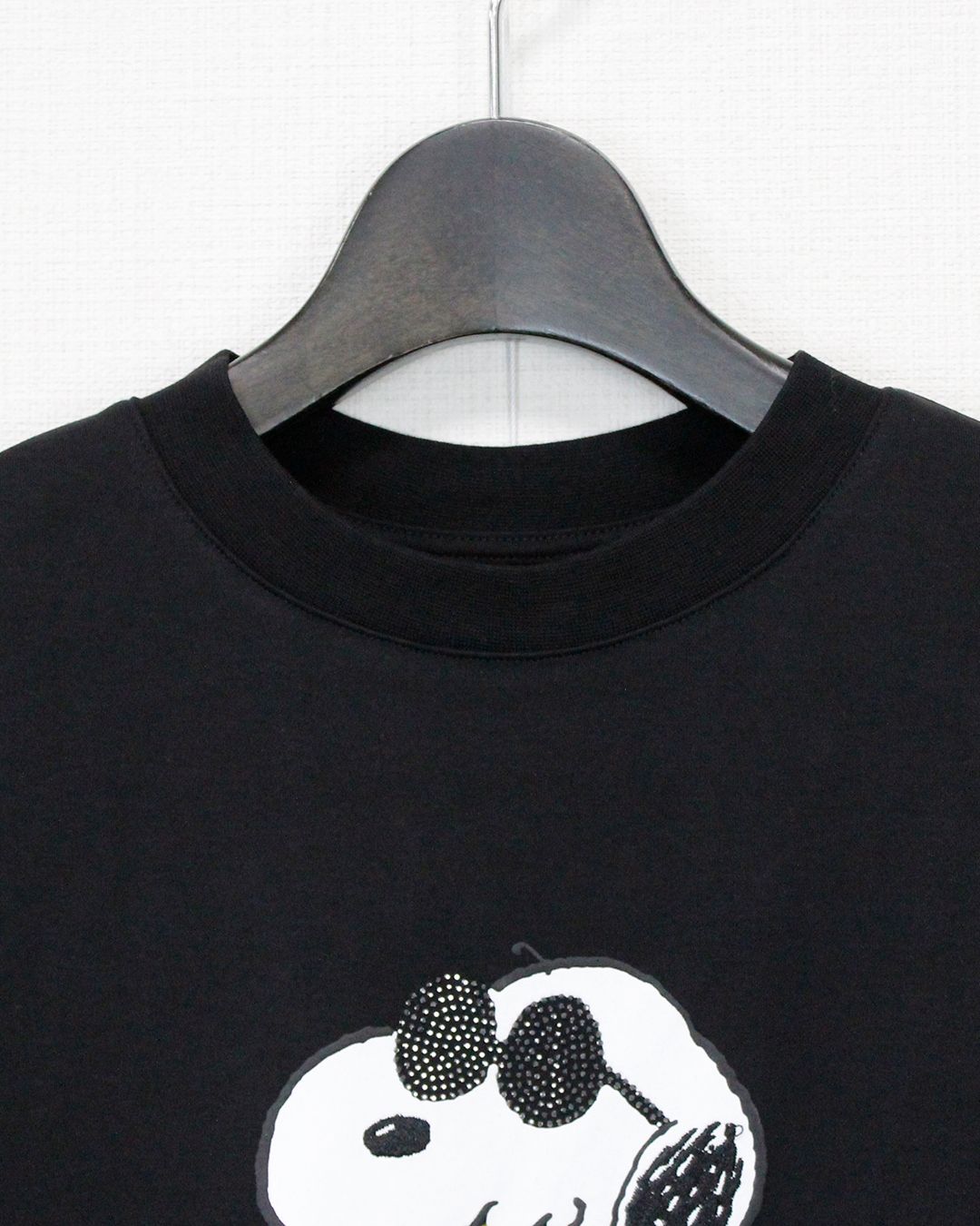 1PIU1UGUALE3 RELAX × PEANUTS / スヌーピー ラインストーン半袖Tシャツ / ブラック【UST-26095】
