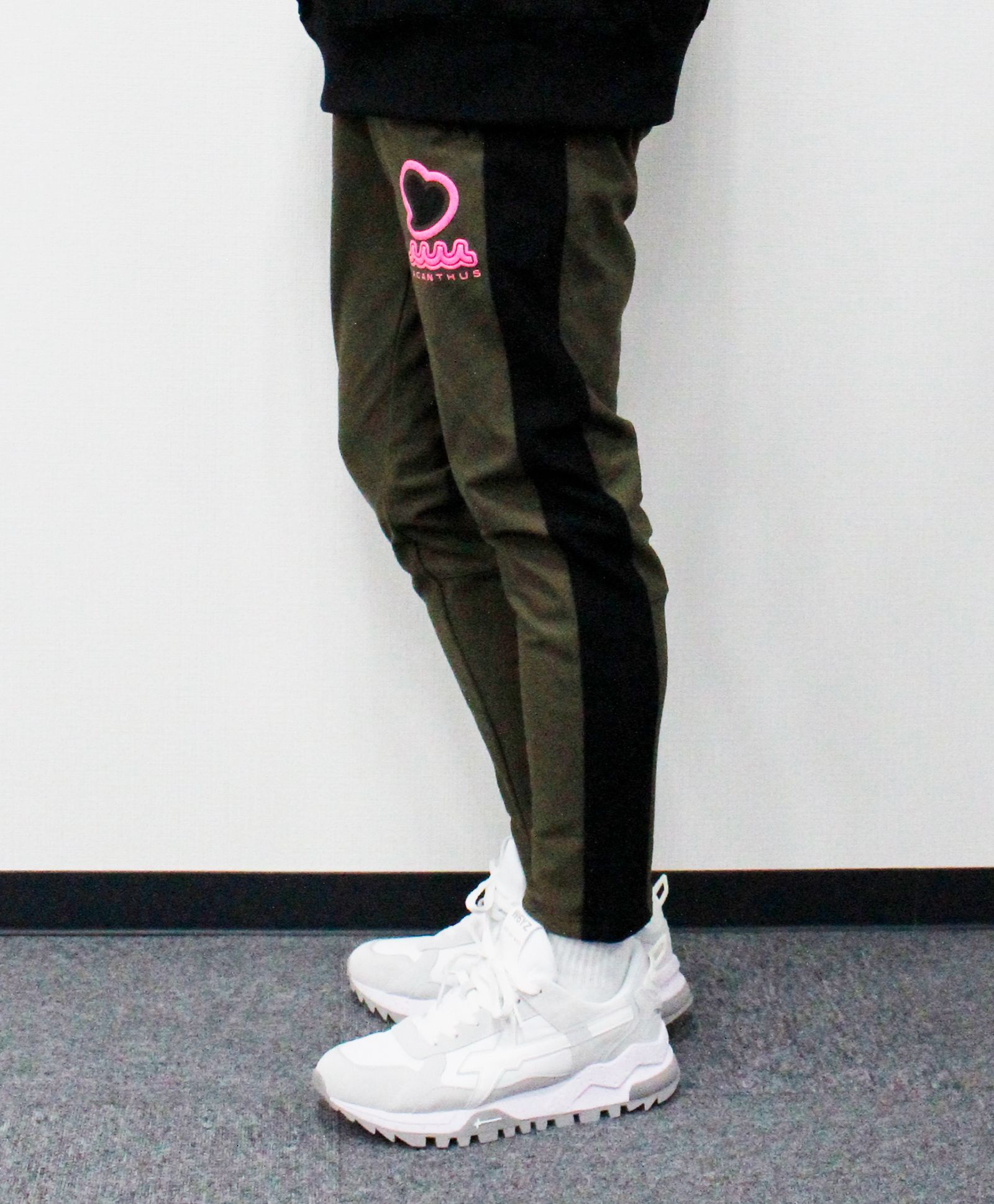 ⭐︎femt LIMITED⭐︎ muta MARINE × ACANTHUS  / muta sweet Logo HEAT PERFORMA Sideline Pants / ヒートパフォーマサイドラインパンツ / KHAKI【MA2548SP】
