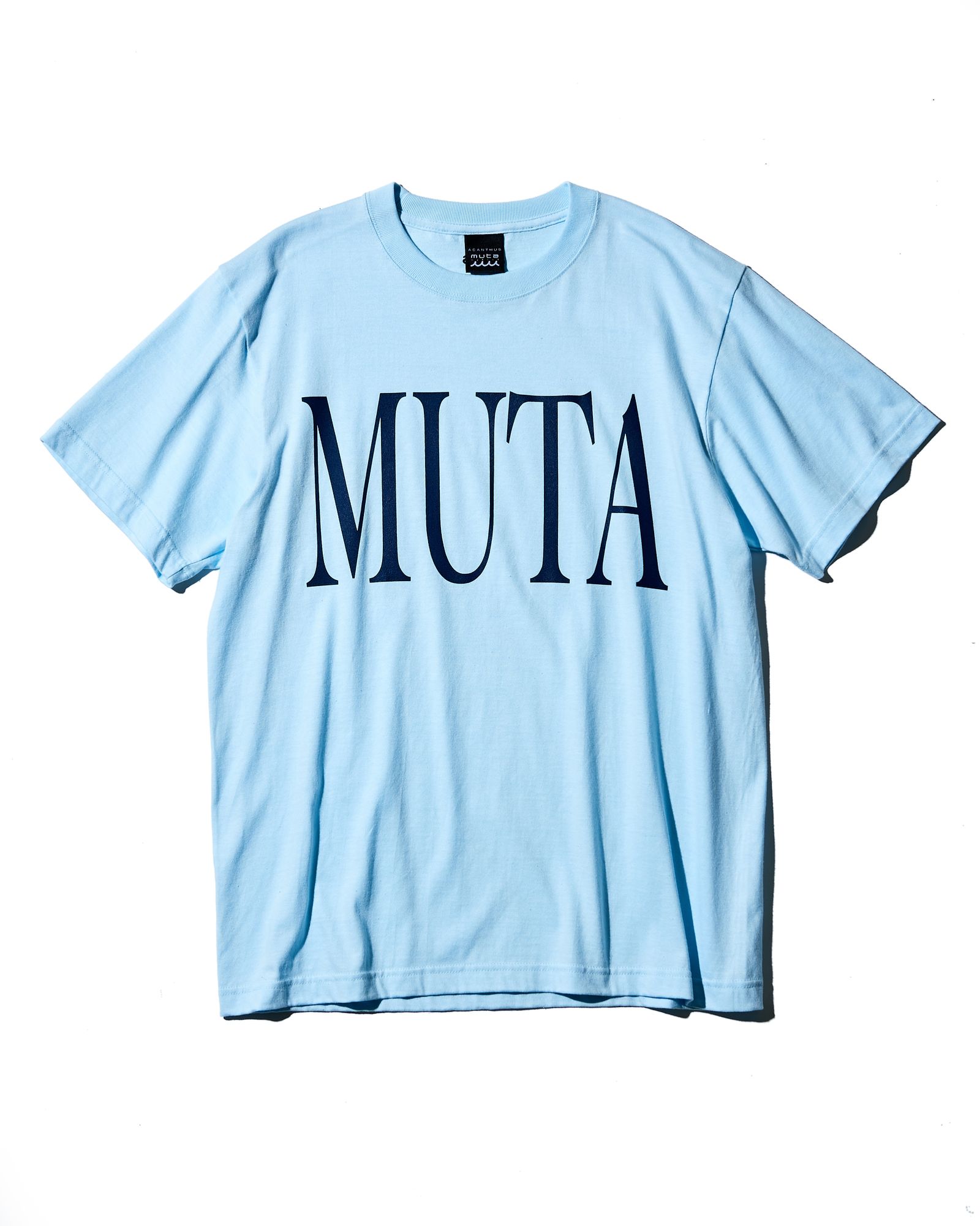 ACANTHUS x muta MARINE / muta BIG Logo Tee / ロゴプリントTシャツ / LIGHT BLUE /  MA2413 - S