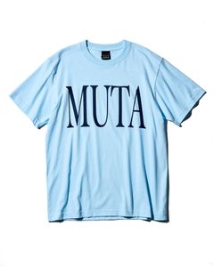 ACANTHUS x muta MARINE / muta BIG Logo Tee / ロゴプリントTシャツ / LIGHT BLUE / MA2413