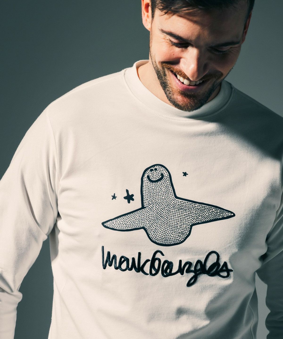 1PIU1UGUALE3 RELAX × Mark Gonzales / グラデーションラインストーンロングTシャツ / ホワイト【UST-26016】