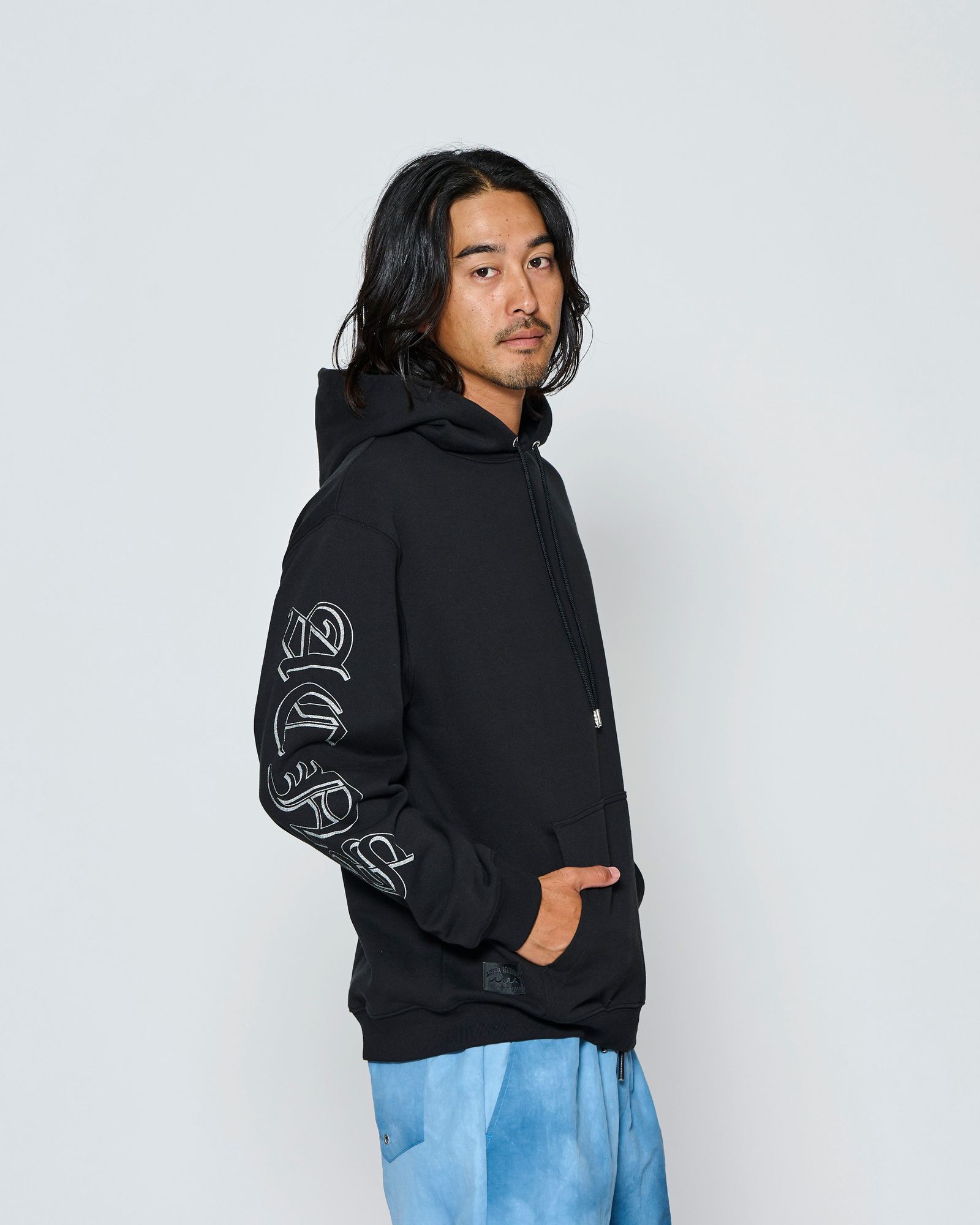 ☆先行予約☆muta MARINE × ACANTHUS  / スリーブプリントスウェットフーディー / プルオーバーパーカー /  Sleeve Print Hooded Sweatshirt / BLACK【MA2711】