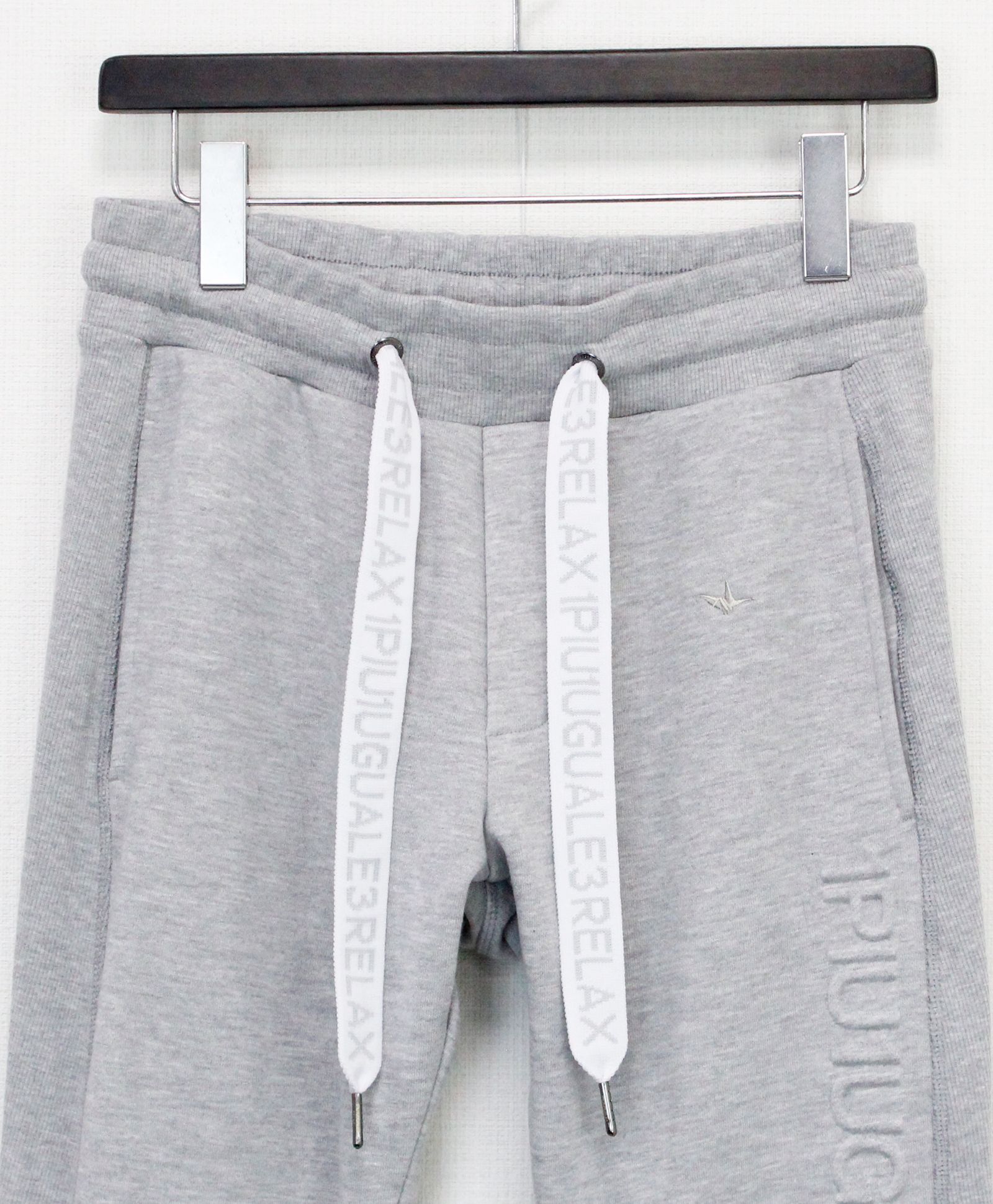 EMBOSSED LOGO JOGGER PANTS / エンボスロゴ ジョガーパンツ / グレー【USB-26083】