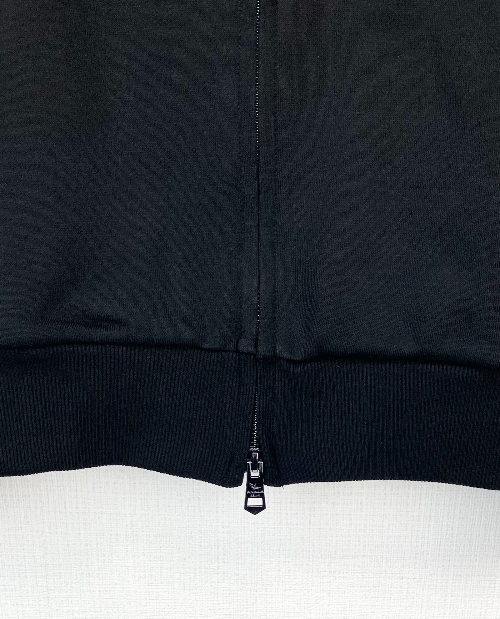 HOOD EMBOSSED LOGO HOODIE / エンボスロゴ ジップパーカー / ブラック【USO-26063】