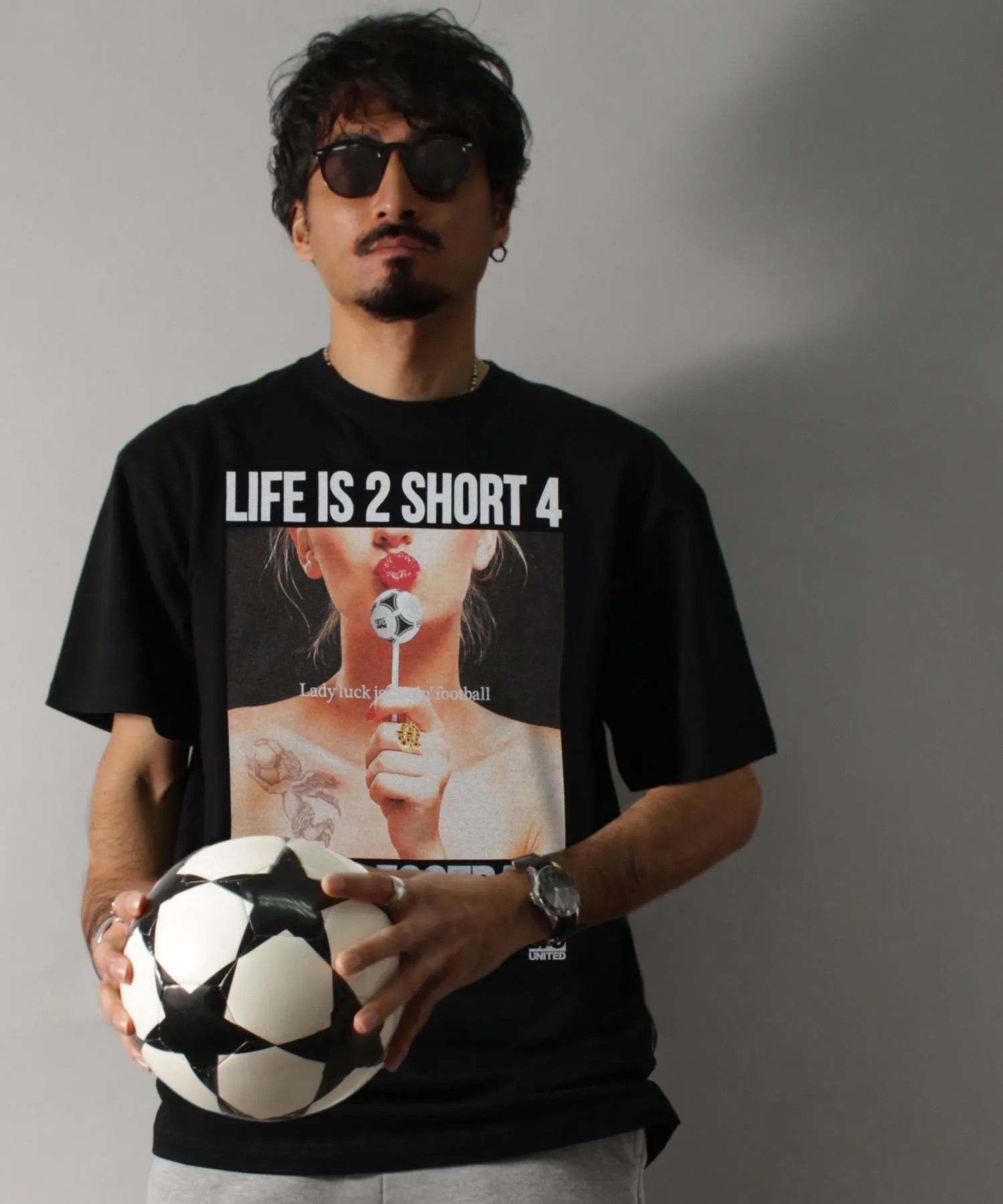 【FOOTBALLITIS】[LADY LUCK] Tシャツ / BLACK [261324CD]