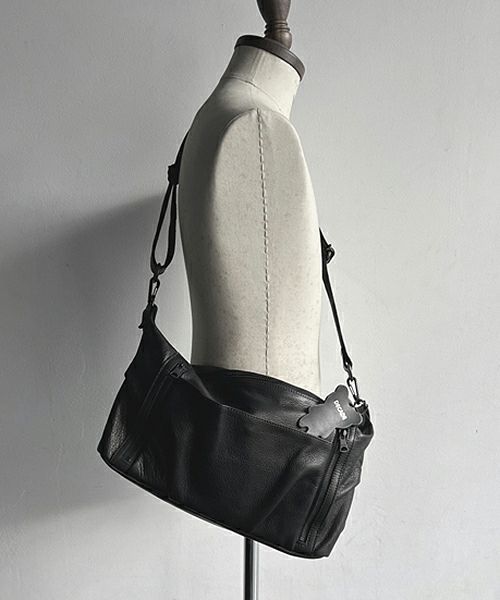 DECADE - オイルドカウレザー・ミニショルダーバッグ / ブラック / Oiled Cow Leather Mini Shoulder Bag  / B - Black【DCD-01346】 | femt