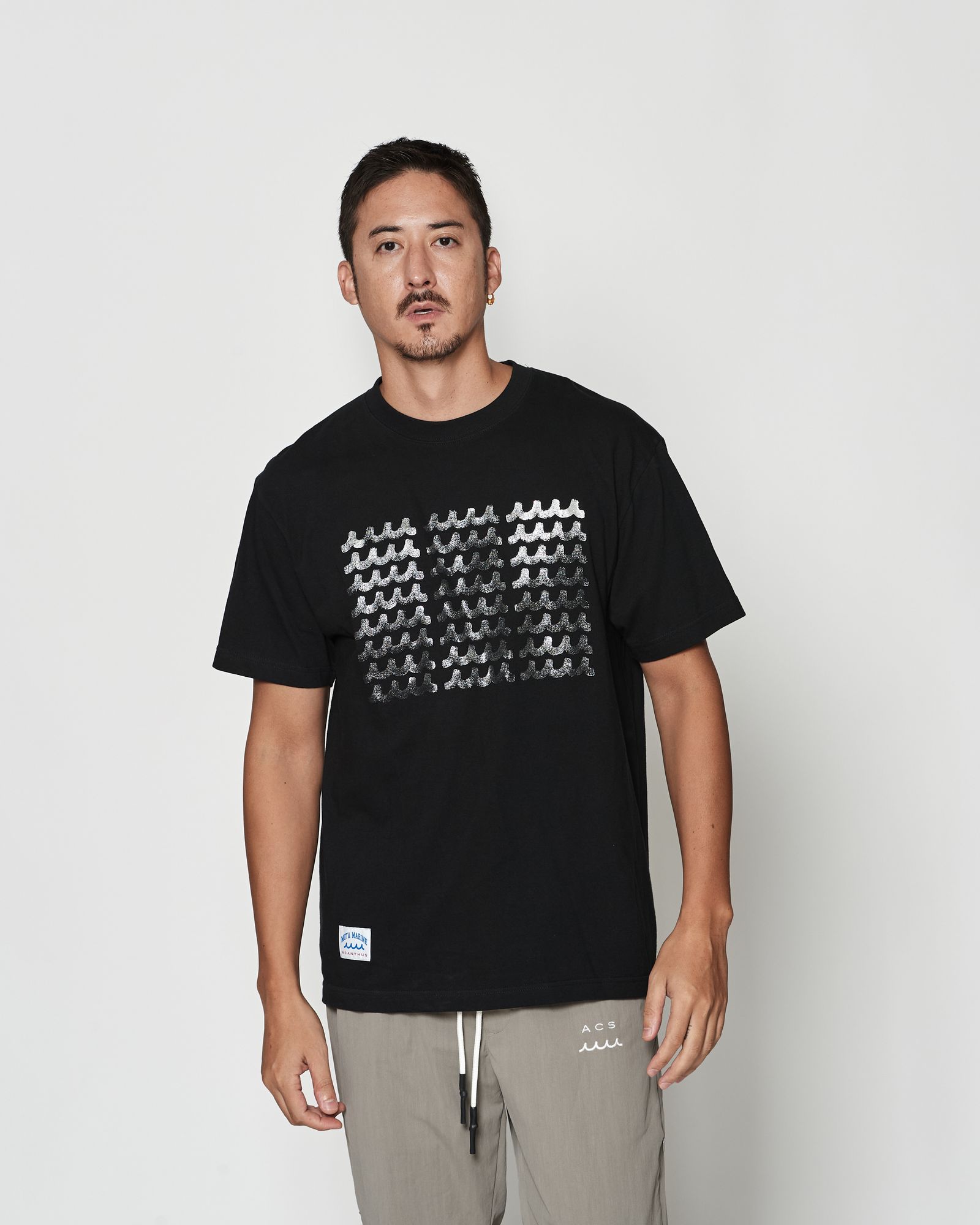 ☆先行予約☆muta MARINE × ACANTHUS  / フォイルプリントロゴTシャツ / Foil Print Wave Logo Tee / BLACK 【MA2621】