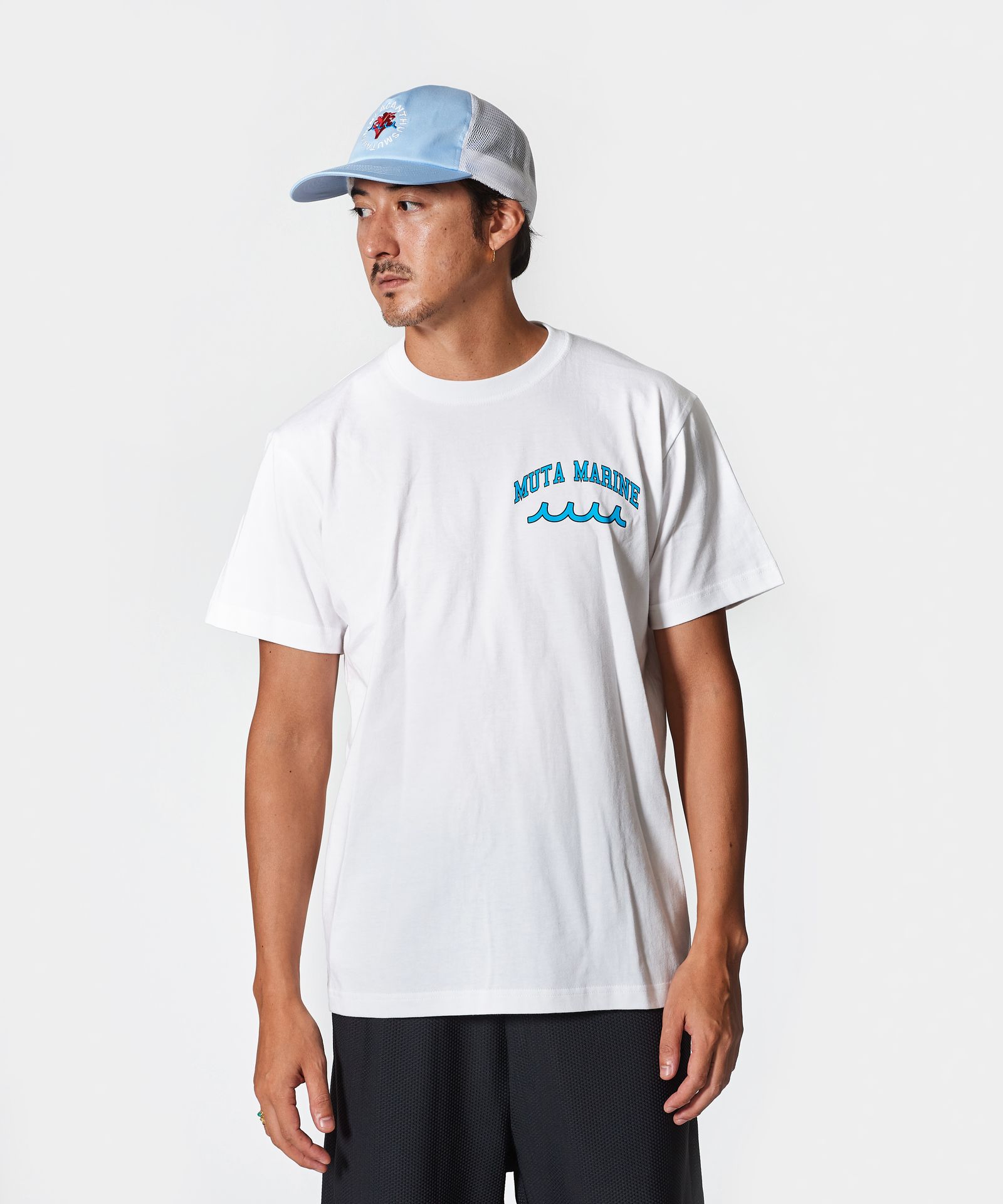 ACANTHUS - ACANTHUS × muta MARINE / muta College Logo Tee