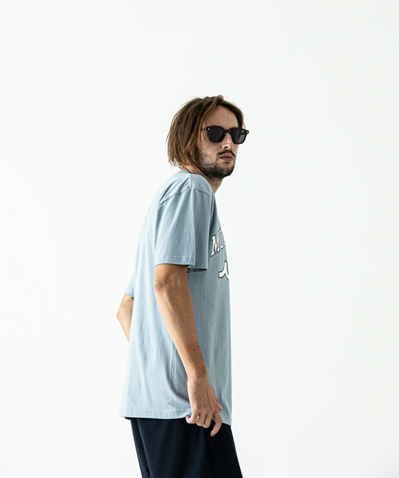 ACANTHUS x muta MARINE / muta College Logo Tee / カレッジロゴTシャツ / BLUE