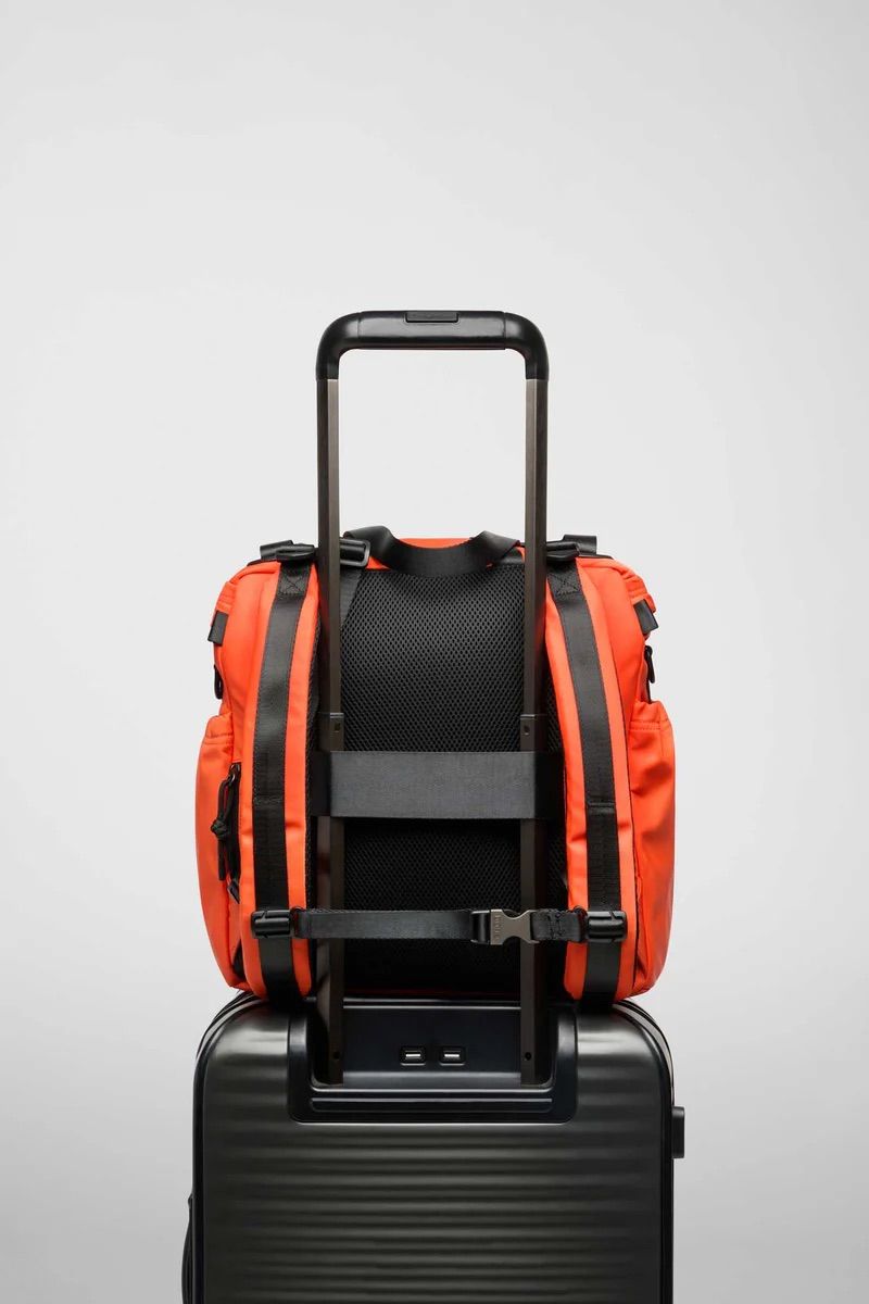 リュック バックパック ハンド ショルダー バッグ 2WAY / イースト+ウェスト リサイクルナイロン 防水 / Mサイズ / オレンジ [ZAEWRM167 ARANCIO]