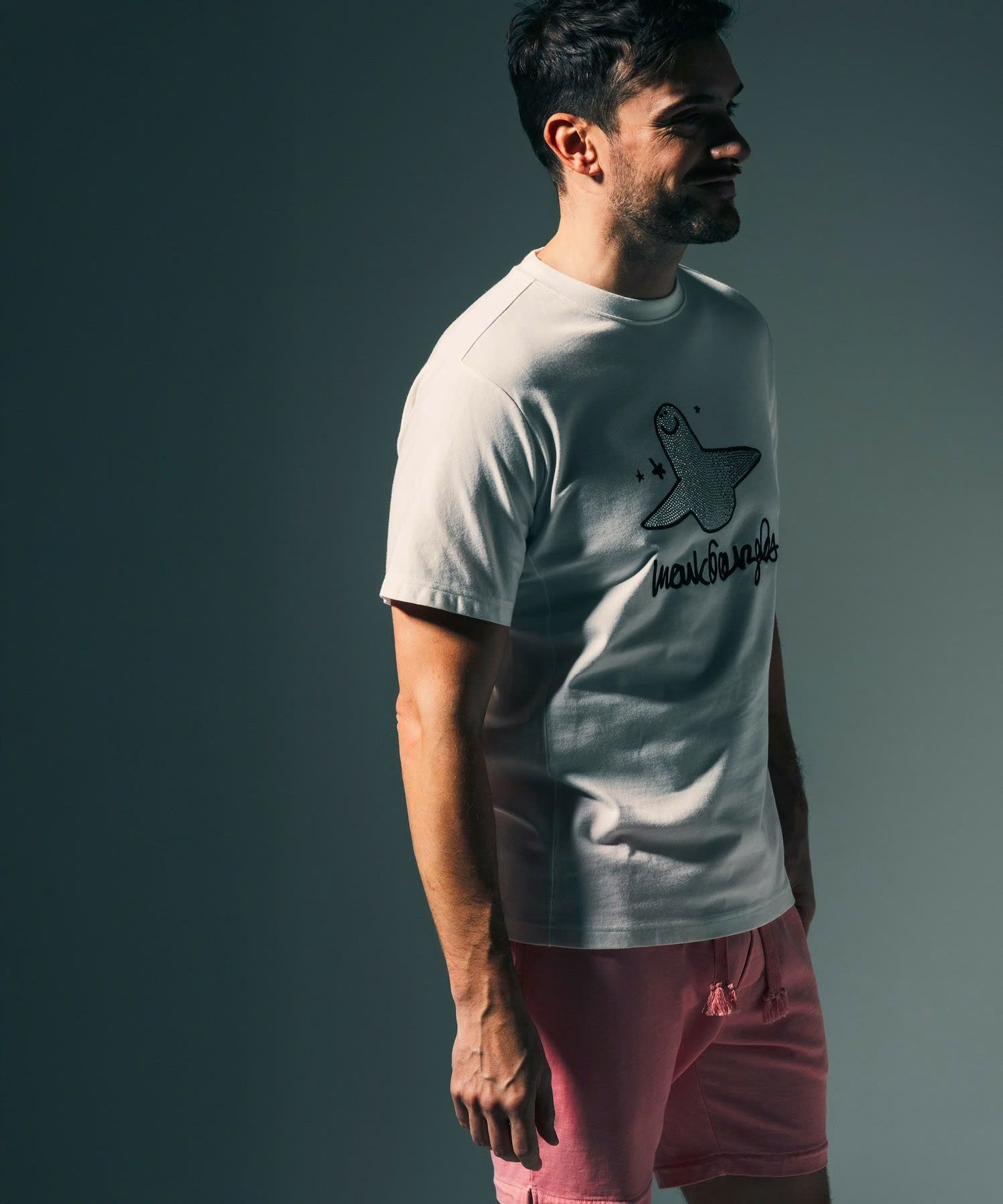 1PIU1UGUALE3 RELAX × Mark Gonzales / グラデーションラインストーン半袖Tシャツ / ホワイト【UST-26015】