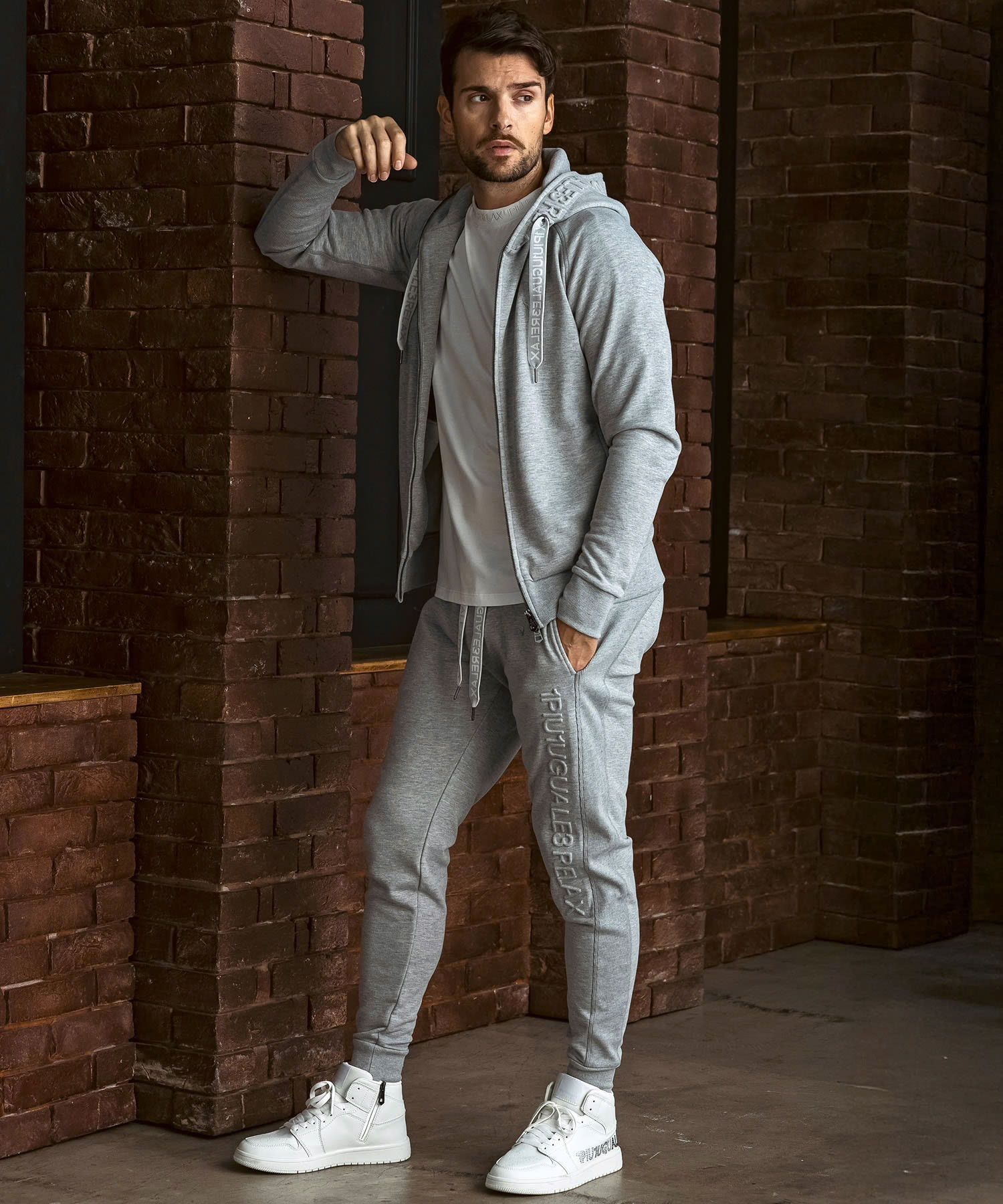 HOOD EMBOSSED LOGO HOODIE / エンボスロゴ ジップパーカー / グレー【USO-26083】