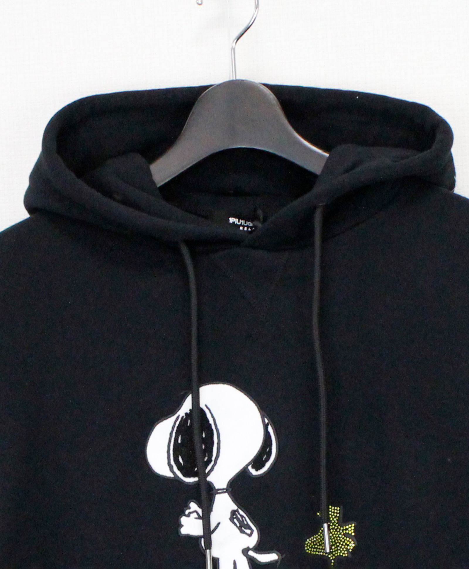 1PIU1UGUALE3 RELAX × PEANUTS / スヌーピー ラインストーンフーディー / パーカー / ブラック【USO-26055】