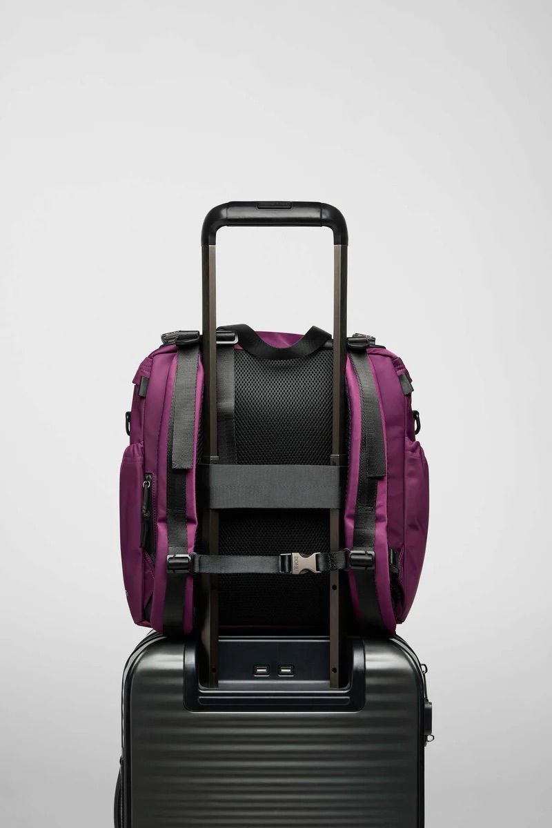 リュック バックパック ハンド ショルダー バッグ 2WAY / イースト+ウェスト リサイクルナイロン 防水 / Mサイズ / バーガンディ [ZAEWRM165 VINACCIA]