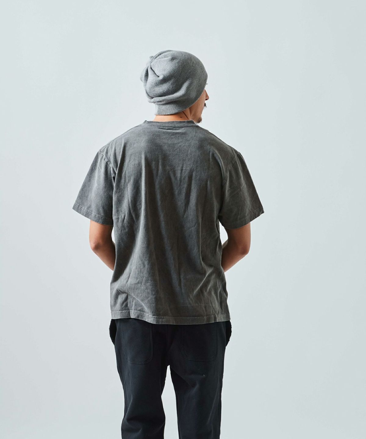 ACANTHUS - 顔料染めロゴ Tシャツ / Uneven Tee / DYEING BLACK | femt