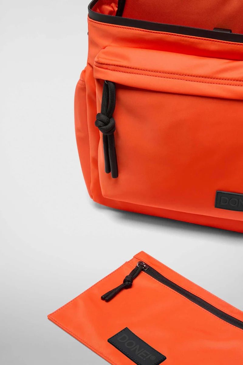 リュック バックパック ハンド ショルダー バッグ 2WAY / イースト+ウェスト リサイクルナイロン 防水 / Mサイズ / オレンジ [ZAEWRM167 ARANCIO]