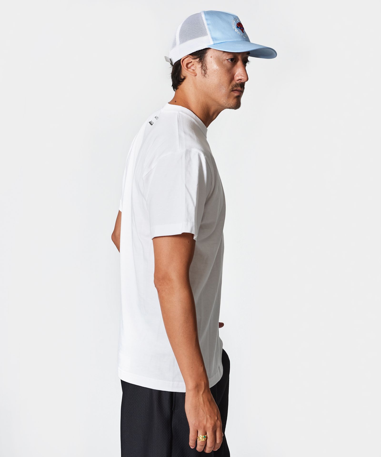 ACANTHUS × muta MARINE / muta College Logo Tee / ロゴTシャツ / WHITE 【MA2528】