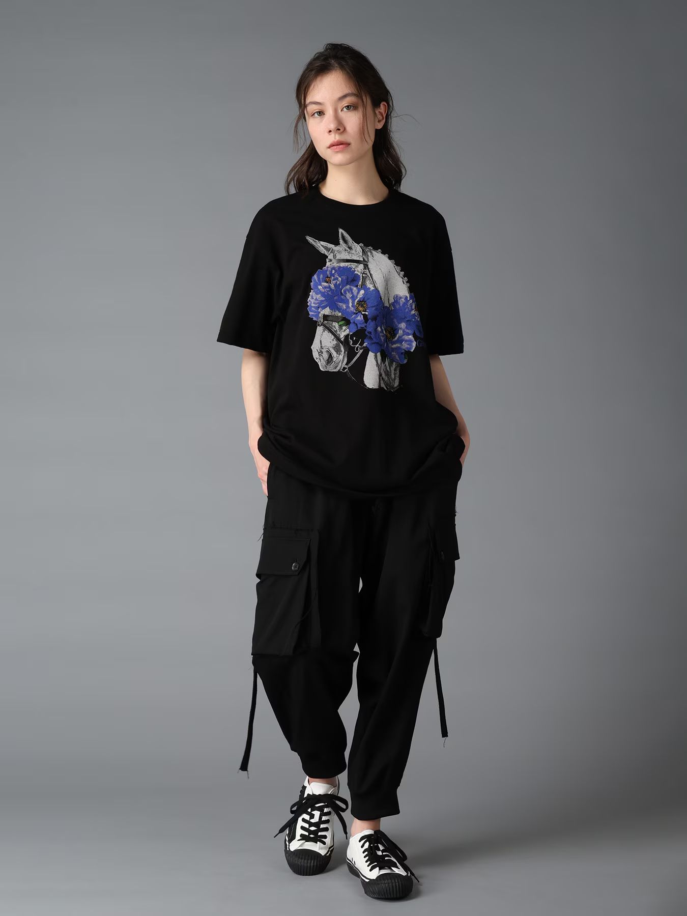 JERSEY HORSE AND BLUE PEONY T-SHIRT / BLACK [GW-T76-070-2]