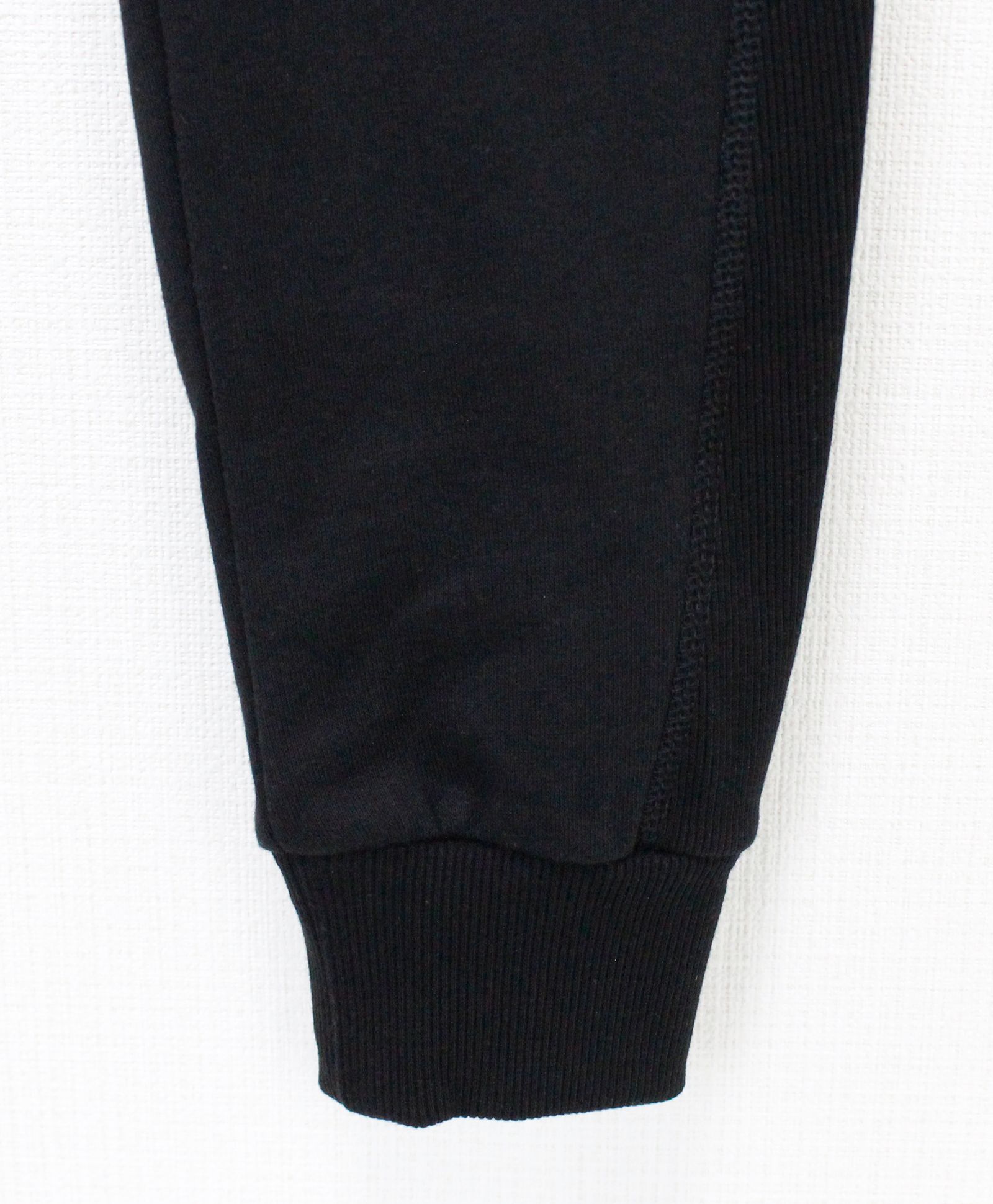 EMBOSSED LOGO JOGGER PANTS / エンボスロゴ ジョガーパンツ / ブラック【USB-26083】