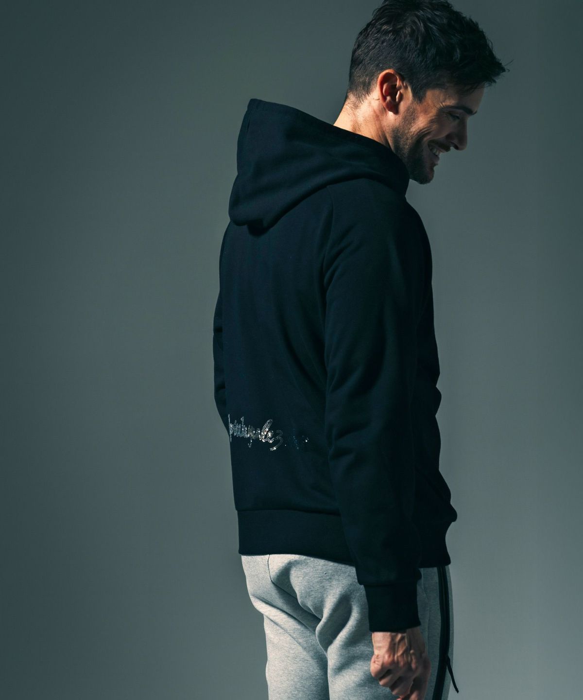 1PIU1UGUALE3 RELAX × Mark Gonzales / グラデーションラインストーンフーディー / パーカー / ブラック【UST-26015】