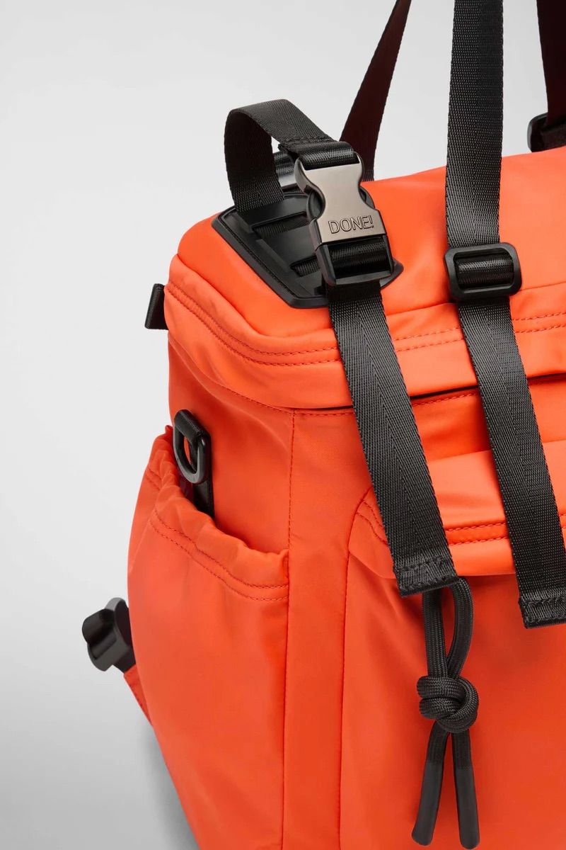 リュック バックパック ハンド ショルダー バッグ 2WAY / イースト+ウェスト リサイクルナイロン 防水 / Mサイズ / オレンジ [ZAEWRM167 ARANCIO]