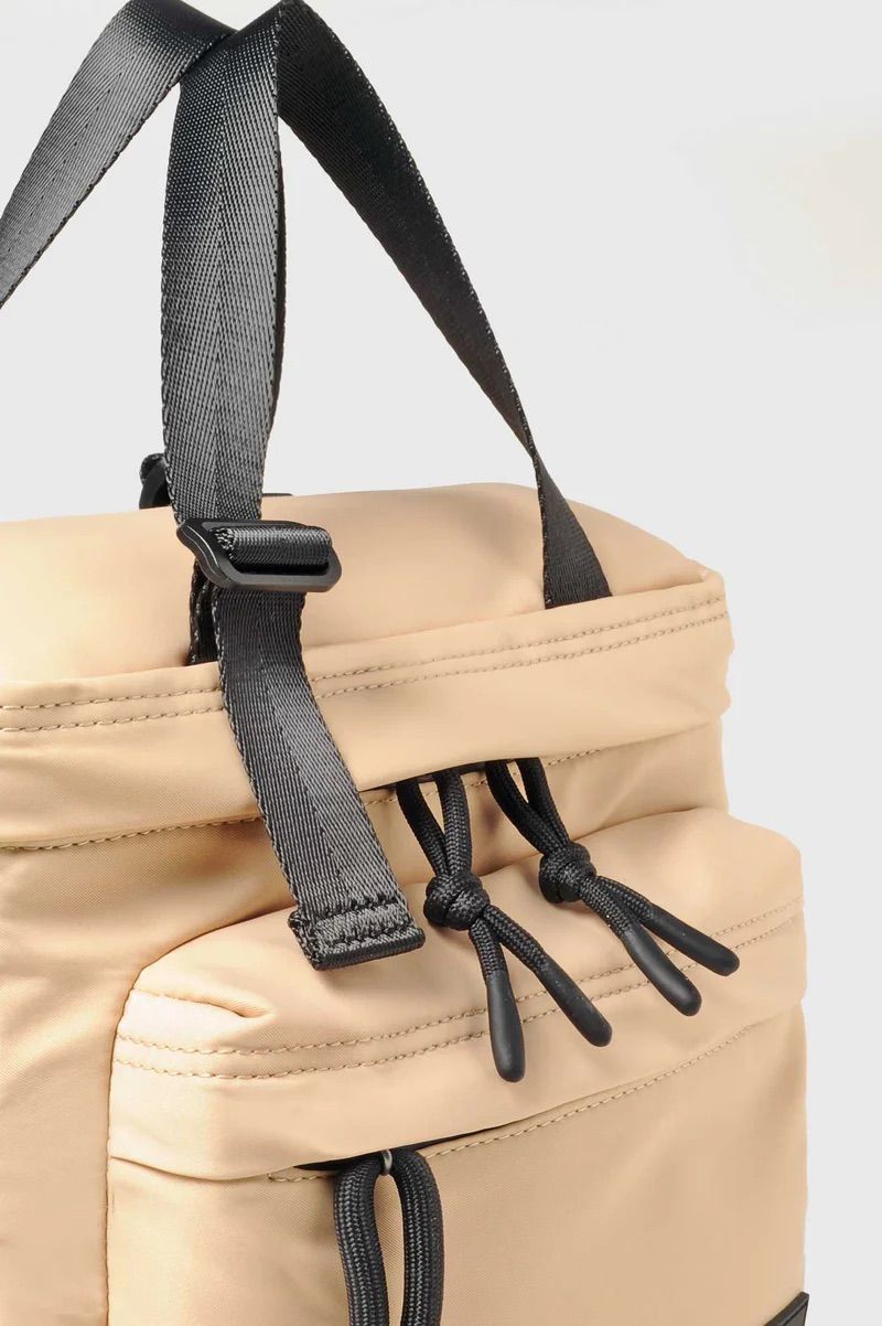 リュック バックパック ハンド ショルダー バッグ 2WAY / イースト+ウェスト リサイクルナイロン 防水 / Sサイズ / ベージュ [ZAEWRS018 SABBIA]