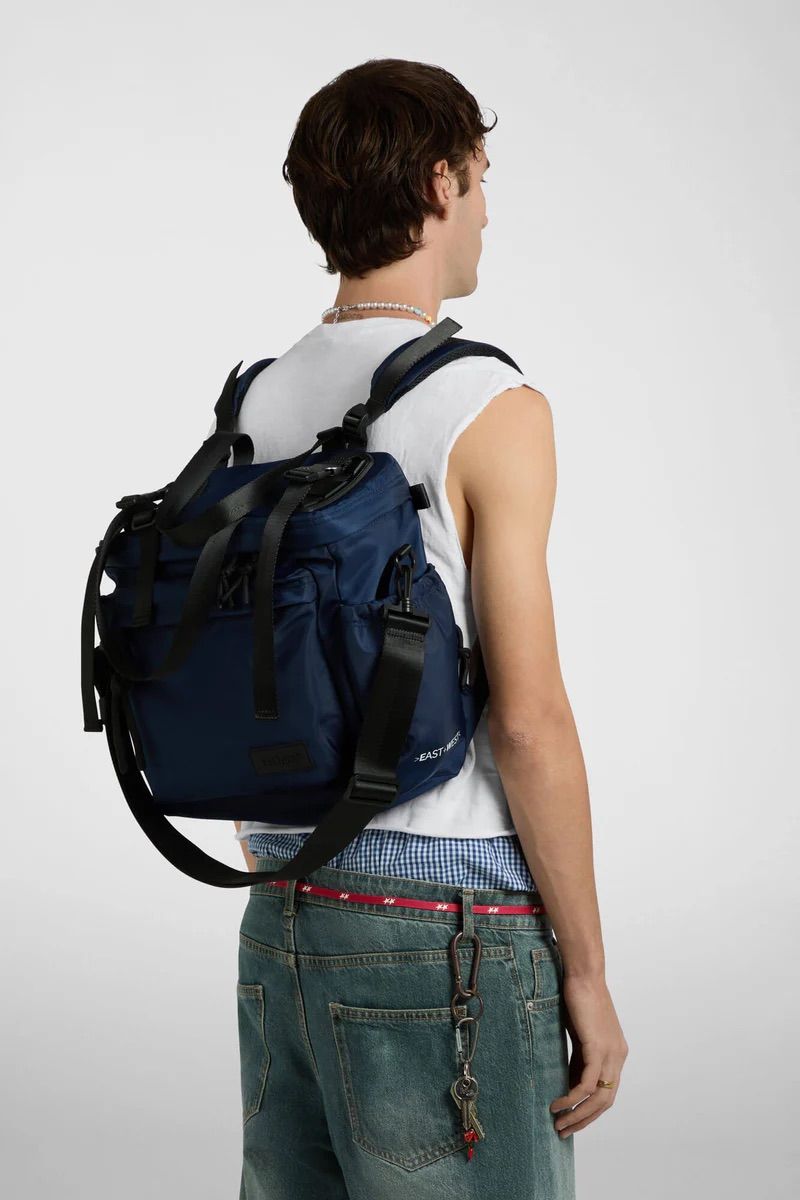 リュック バックパック ハンド ショルダー バッグ 2WAY / イースト+ウェスト リサイクルナイロン 防水 / Mサイズ / ネイビー [ZAEWRM002 BLU]