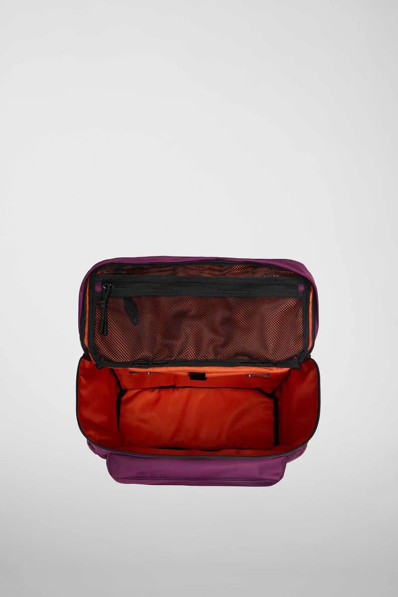 リュック バックパック ハンド ショルダー バッグ 2WAY / イースト+ウェスト リサイクルナイロン 防水 / Mサイズ / バーガンディ [ZAEWRM165 VINACCIA]