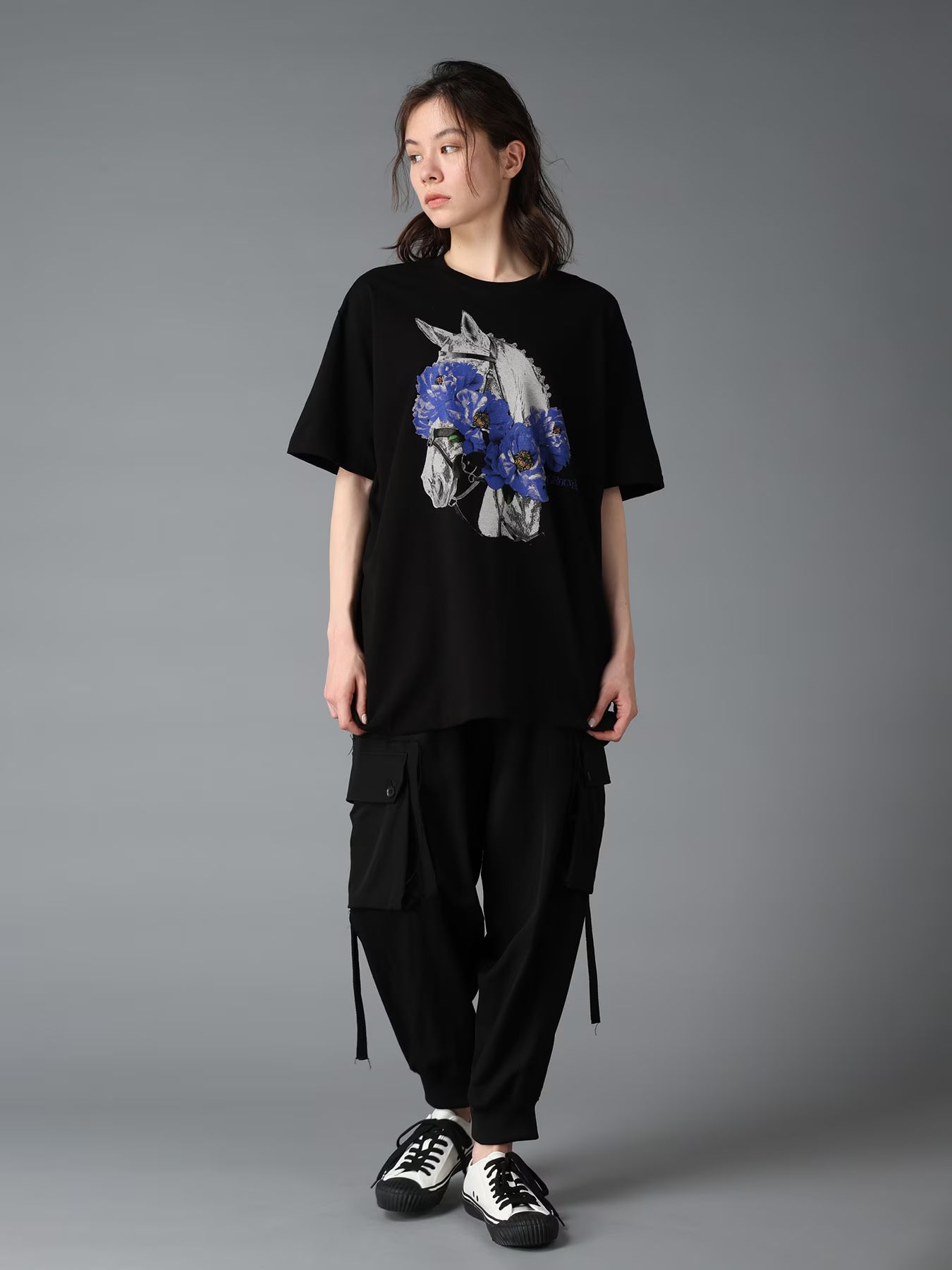 JERSEY HORSE AND BLUE PEONY T-SHIRT / BLACK [GW-T76-070-2]