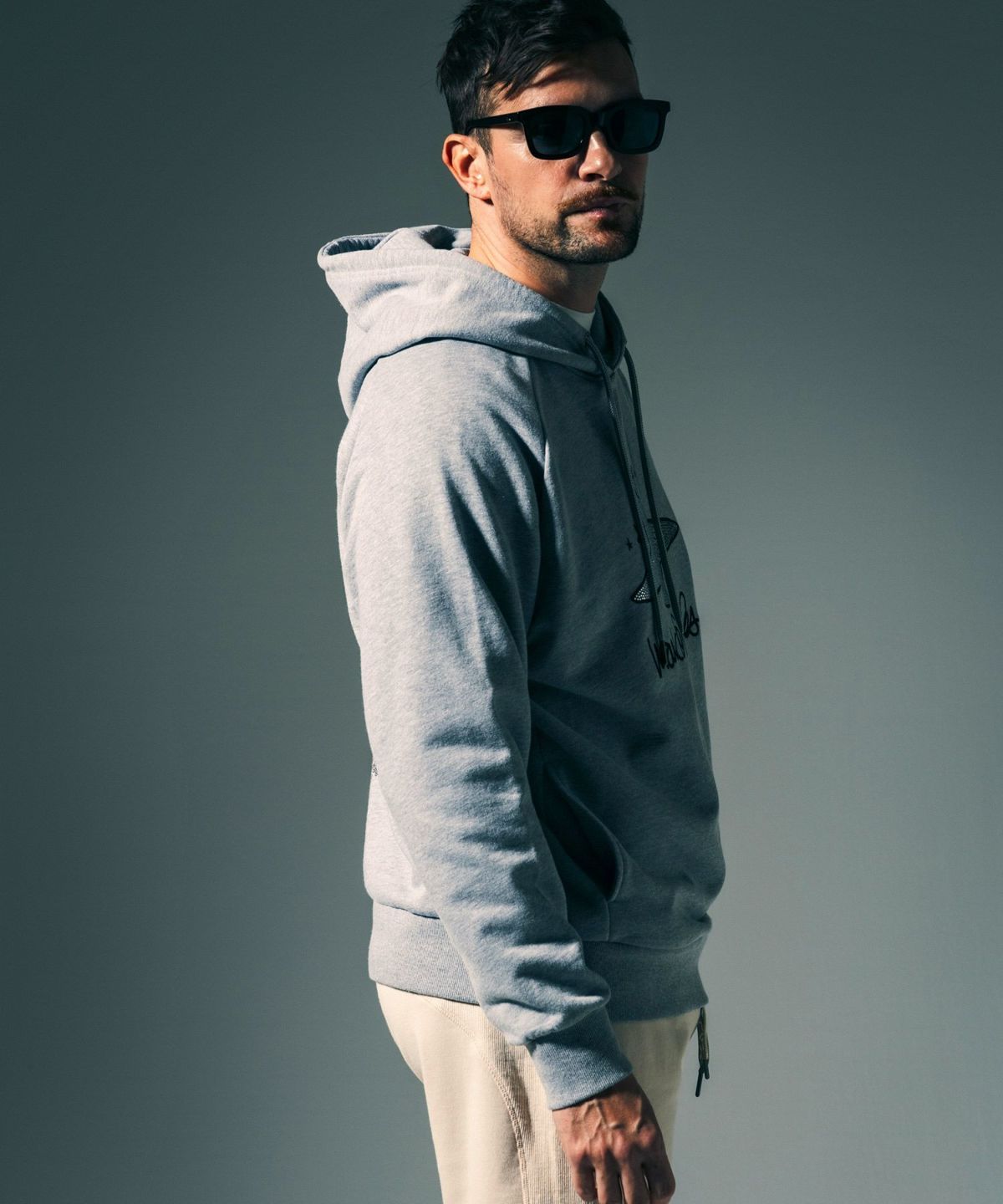 1PIU1UGUALE3 RELAX × Mark Gonzales / グラデーションラインストーンフーディー / パーカー / グレー【UST-26015】