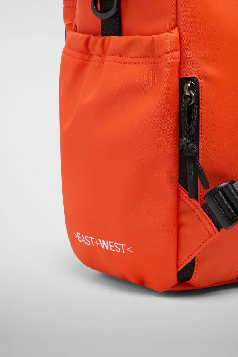 リュック バックパック ハンド ショルダー バッグ 2WAY / イースト+ウェスト リサイクルナイロン 防水 / Mサイズ / オレンジ [ZAEWRM167 ARANCIO]
