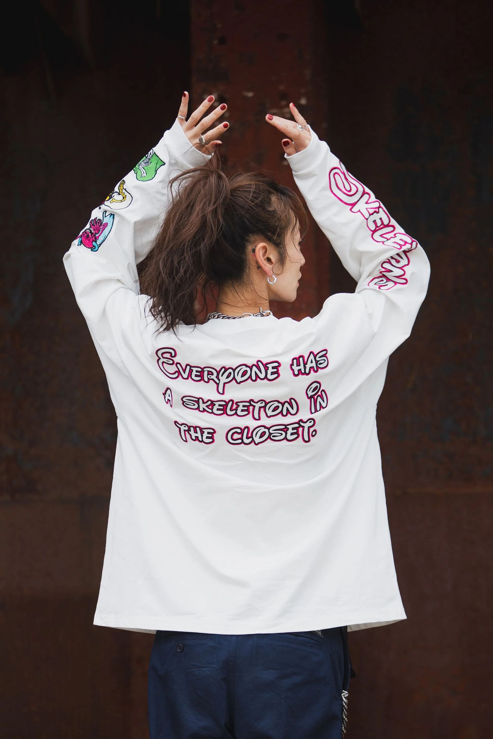 スケルトンズ 刺繍ロンT / A SKELETON IN THE CLOSET EMBROIDERY LONG SLEEVE TEE  / ホワイト [26MY-SLT002]