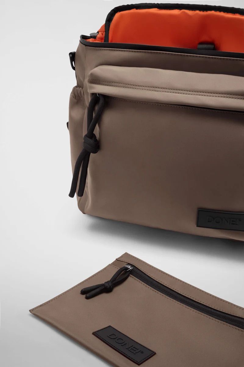 リュック バックパック ハンド ショルダー バッグ 2WAY / イースト+ウェスト リサイクルナイロン 防水 / Mサイズ / グレー [ZAEWRM012 GRIGIO]