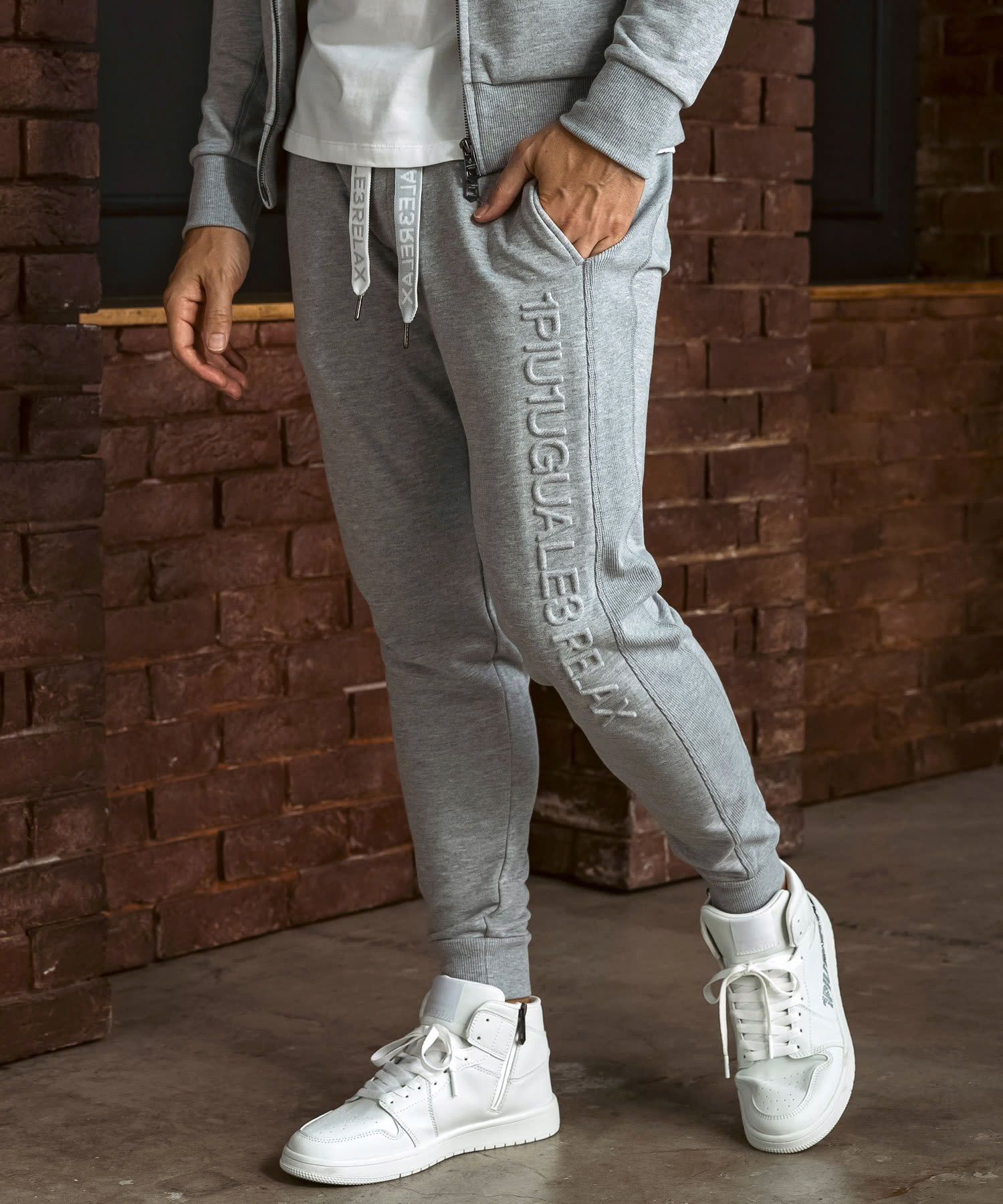 EMBOSSED LOGO JOGGER PANTS / エンボスロゴ ジョガーパンツ / グレー【USB-26083】