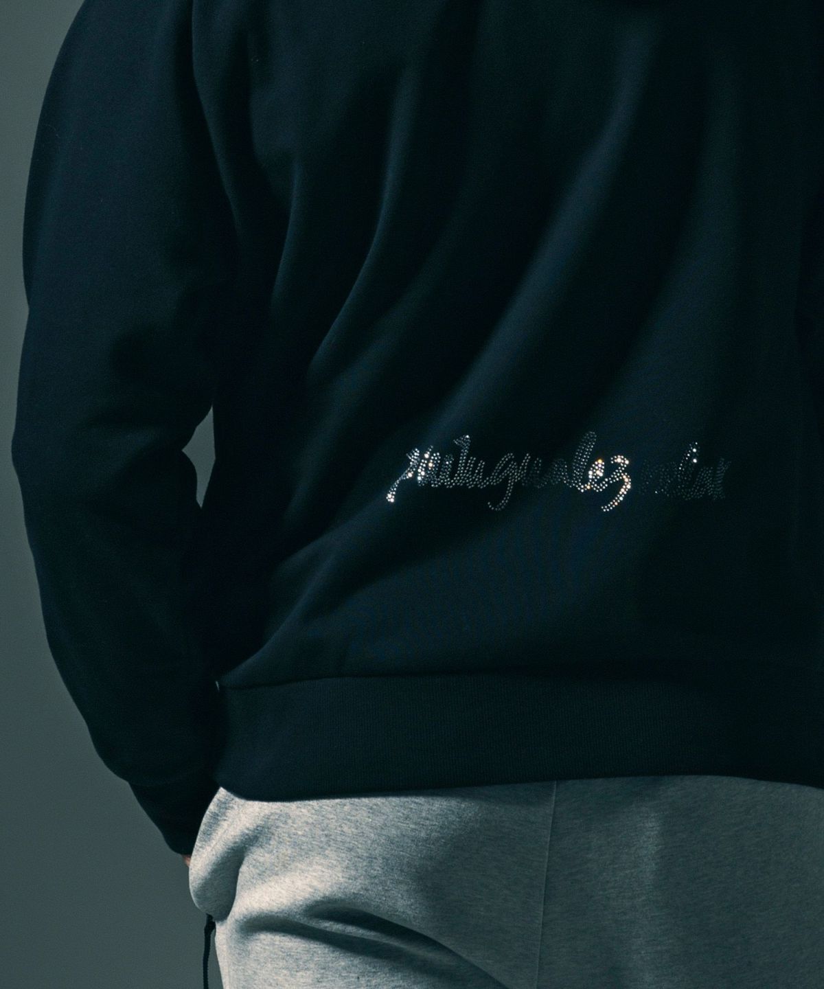 1PIU1UGUALE3 RELAX × Mark Gonzales / グラデーションラインストーンフーディー / パーカー / ブラック【UST-26015】