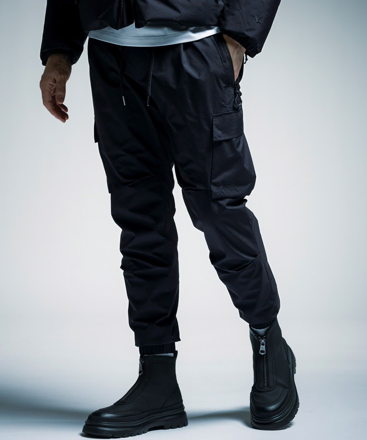 ☆先行予約☆1PIU1UGUALE3 RELAX × +phenix / ルーズカーゴパンツ / WINDSTOPPER プロダクト by GORE-TEX LABS /ウィンドストッパー / ゴアテックス / ブラック【USB-26132】