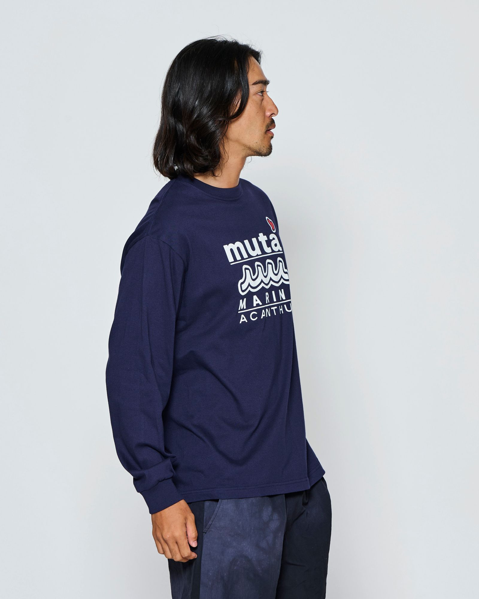 ☆先行予約☆muta MARINE × ACANTHUS  / WネームロゴロングスリーブTシャツ /  W-name logo L/S tee / NAVY【MA2727】