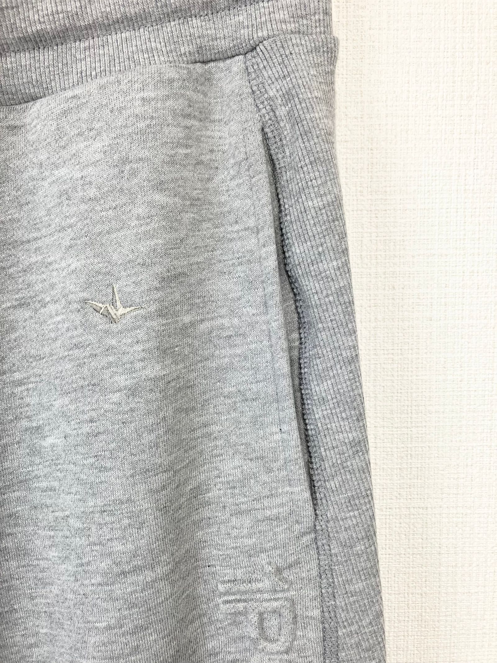 EMBOSSED LOGO JOGGER PANTS / エンボスロゴ ジョガーパンツ / グレー【USB-26063】