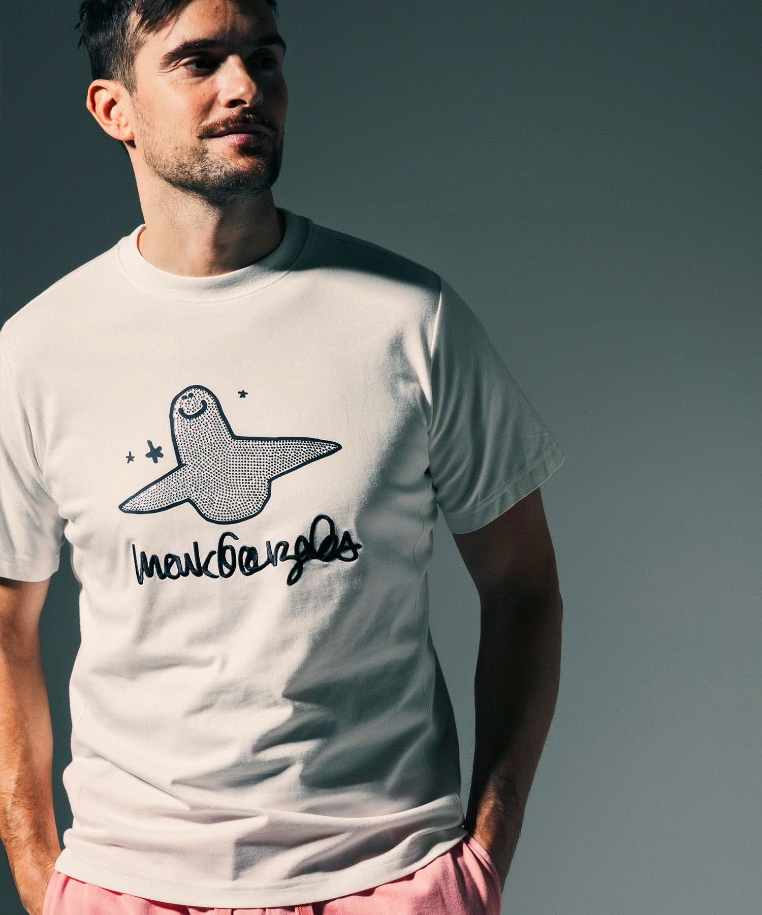 1PIU1UGUALE3 RELAX × Mark Gonzales / グラデーションラインストーン半袖Tシャツ / ホワイト【UST-26015】