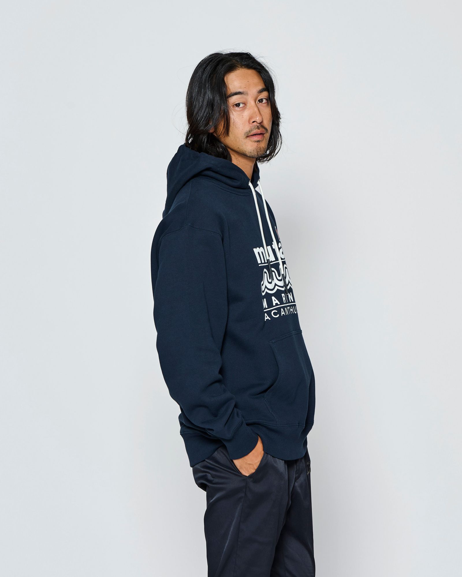 ☆先行予約☆muta MARINE × ACANTHUS  / Wネームロゴフーディー / プルオーバーパーカー /  W-name logo hoodie / NAVY【MA2726】